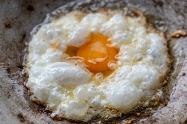 Organik tavuk yumurta Fried dökme demir tava üzerinde olmak