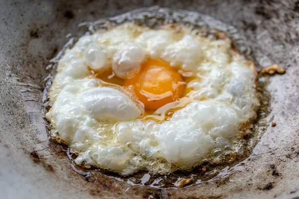 Органічні Курячі Яйця Смажать Чавунній Сковороді — стокове фото