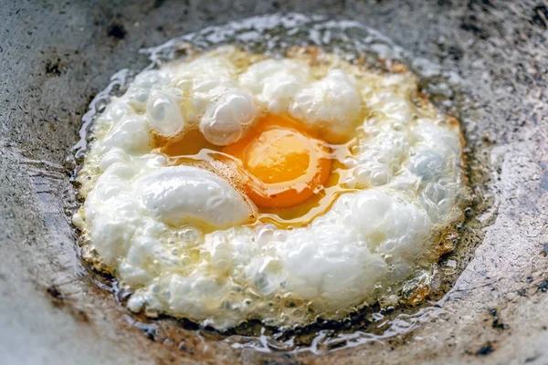 Huevos Pollo Orgánicos Que Fríen Sartén Hierro Fundido — Foto de Stock