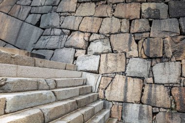 Taş merdivenler ve taş duvarlar
