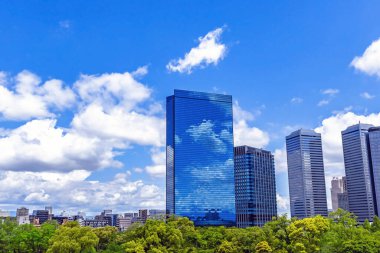 Şehir manzarası yüksek binalar ve gökyüzü arasında