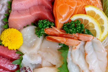 Restoranda çiğ balık sashimi.