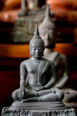 Eski Buda heykelinin sunağı tapınmak için evdedir..