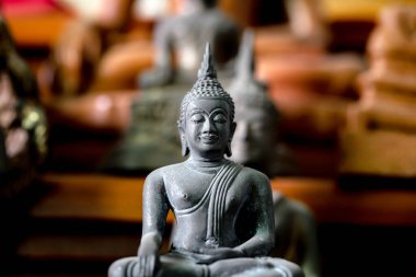 Eski Buda heykelinin sunağı tapınmak için evdedir..