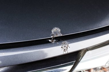 Arabanın kirli arka cam