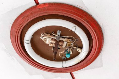 Tavandaki eski ampul hasar görmüş..