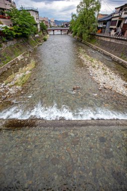Parktaki nehrin güzel manzarası