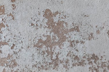 Eski duvarda çatlaklar ve çizikler var.