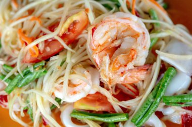 Baharatlı karidesli erişte ve sebze.