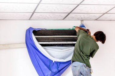 Evde klima tamir eden bir işçi.