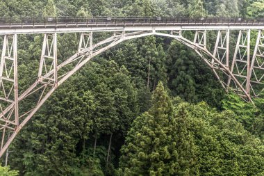 İsrail eyaletinin kuzeyindeki dağlarda bir demiryolu köprüsünün havadan görünüşü