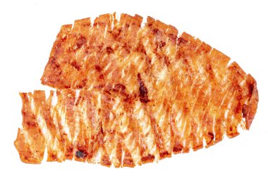 beyaz arkaplanda izole edilmiş kahverengi balık parçası