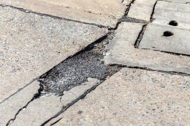 Bir çatlakla asfalt yüzeyi