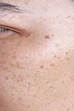 Güzel kahverengi tenli ve siyah gözlü genç bir kadın.