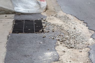 Asfalt yol bozulmuş..