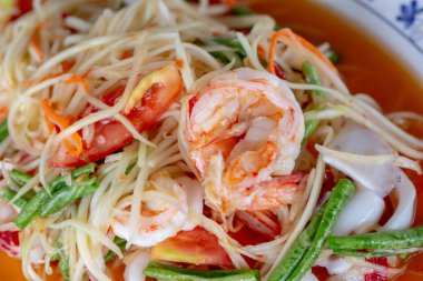 Tayland yemeğine baharatlı papaya salatası.