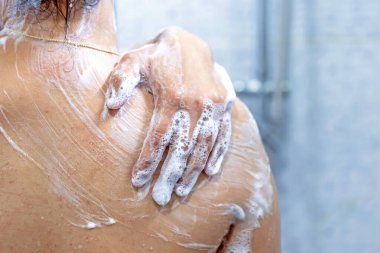 kadının elleri su ile yıkama