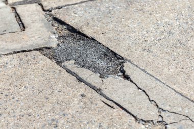 Çatlak ve desenli asfalt yol