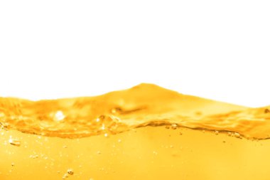 Beyaz arka planda köpüklü bira şişesi, kapat.