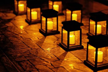 Karanlıkta yanan bir mumun seçici odak noktası.