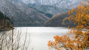 Gölü ve dağları olan güzel sonbahar manzarası