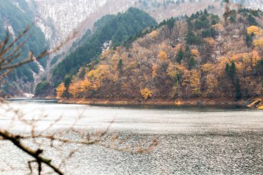 Göl ve dağlarla dolu güzel bir manzara.