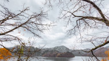 göl ve dağ manzarası