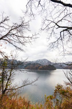 Dağlardaki güzel göl