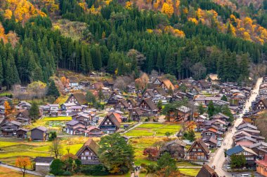 Dağlardaki köyün hava manzarası.