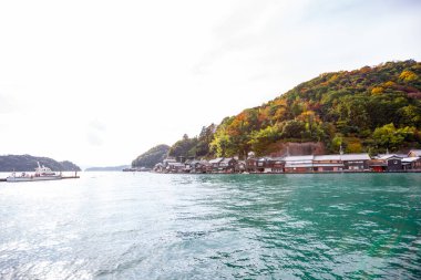 Japonya 'nın güzel Kyoto köyü yağmurlu mevsim boyunca güzel INE (Ine deniz kıyısı balıkçı köyü) manzarası