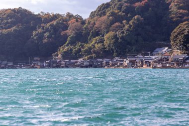 Japonya 'nın güzel Kyoto köyü yağmurlu mevsim boyunca güzel INE (Ine deniz kıyısı balıkçı köyü) manzarası