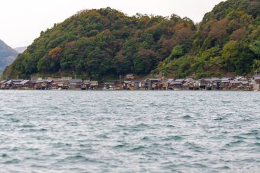 Japonya 'nın güzel Kyoto köyü yağmurlu mevsim boyunca güzel INE (Ine deniz kıyısı balıkçı köyü) manzarası