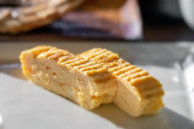 Beyaz bir tabakta bir parça tereyağının yakın plan çekimi.