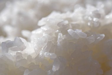 Siyah tuzlu beyaz kristaller