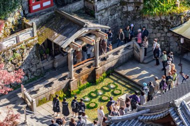 Kyoto Japonya 'daki Kiyomizu-dera tapınağındaki kırmızı pagoda.