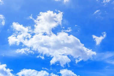 Mavi gökyüzünde beyaz bulutlar, arkaplan
