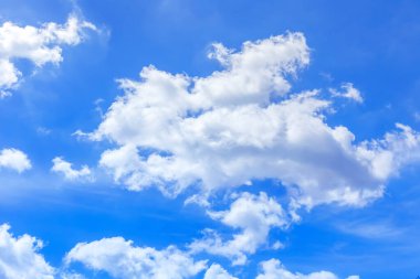 Bulutlu mavi gökyüzü