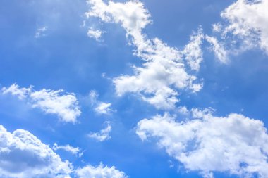 Mavi gökyüzündeki bulutlar.