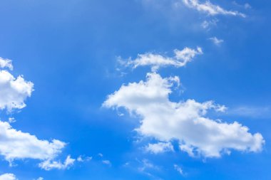 Mavi gökyüzünde beyaz bulut.