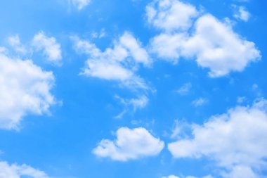 Beyaz bulutların mavi arkaplanı