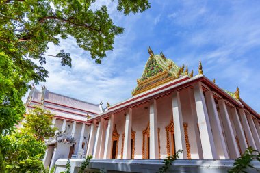 Wat phra sri Chiang rai, Tayland 'da güzel bir tapınaktır. Tayland 'da büyük beyaz çatılı güzel bir Budist tapınağı..