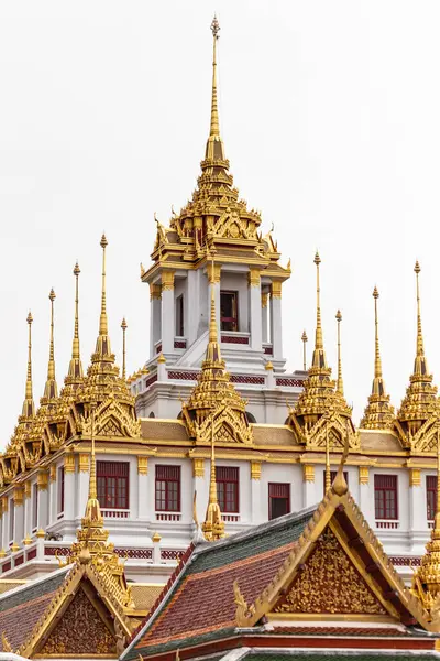 Wat Ratchanatdaram (Loha Prasat) Bangkok, Tayland.