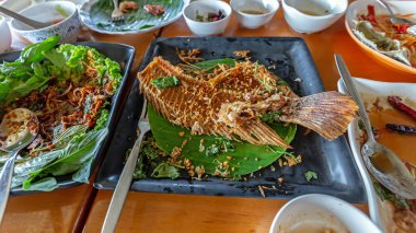 Sebzeli ve baharatlı kızarmış balık.