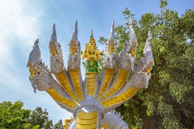 Chiang Rai, Tayland 'daki Wat phu sudoi tapınağındaki güzel altın heykel.