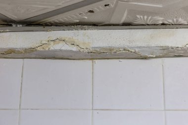 Büyük pencereli eski kirli duvar