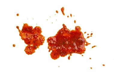 Beyaz arkaplanda izole edilmiş baharatlı ketçap