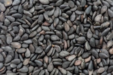 Siyah desenli arka planda ayçekirdeği. Kapat..