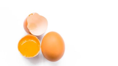 Beyaz arkaplanda izole yumurtalar