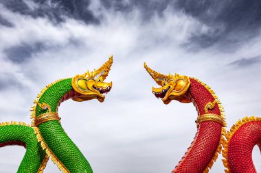 Mavi gökyüzüne karşı Çin ejderhası heykeli.