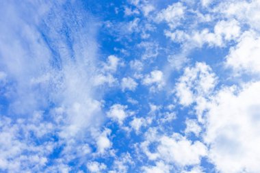 Mavi gökyüzünde beyaz bulutlar, arkaplan